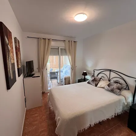 Precioso Bajo Con Jardin En Paraiso De *